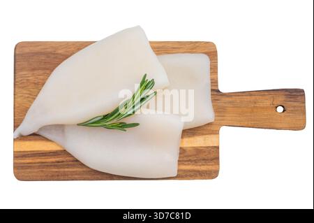 Frische Calamari-Röhrchen auf einem Holzbrett mit Rosmarin auf einem hellen weißen Hintergrund perfekt für Meeresfrüchte und Kochkonzepte Stockfoto