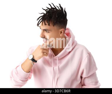 Junger Mann mit Dreadlocks im Hoodie auf weißem Hintergrund Stockfoto
