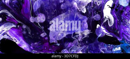 Dunkler, ätherischer abstrakter Hintergrund in tiefem Violett, Indigo und Schwarz mit weißen Akzenten. Hergestellt mit Acrylgießen, fließende Kunst, ähnlich einer kosmischen Stockfoto