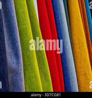 Stofffelder zeigen ein breites Spektrum an Farben und Texturen und schaffen einen lebendigen Hintergrund für Designs und Märkte Stockfoto