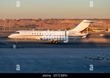 Avión ejecutivo Bombardier BD-700-1A11 Global 5000 de la Compañía NetJets Europe en el aeropuerto de Madrid Barajas con matrícula CS-GLY. Stockfoto