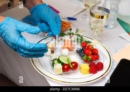 Eine wunderschön angeordnete Platte bietet eine Vielzahl von Gourmet-Vorspeisen. Frisches Obst, Käse und Gemüse bieten eine bunte und verlockende Auswahl. Stockfoto