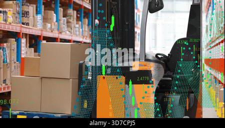 Parken des orangen Elektrofahrzeugs neben der blauen Palette mit vier gestapelten Kästen im Gang mit Überlagerungen Stockfoto