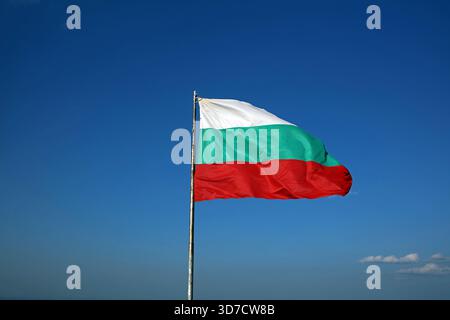 Bulgarische Flagge im Wind vor blauem Himmel Stockfoto