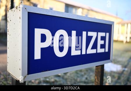 Hechingen, Deutschland. November 2025. Ein Schild mit der Aufschrift "Polizei" steht vor einer Polizeiwache. Quelle: Bernd Weißbrod/dpa/Alamy Live News Stockfoto