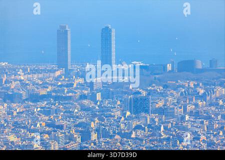 Aus der Vogelperspektive der Stadt Barcelona, die das dichte städtische Gefüge zeigt, das zur trüben Mittelmeerküste führt. Die dichte Skyline Barcelonas, Stockfoto
