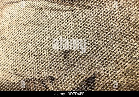Textur aus Naturleinen. Die Oberfläche aus gewebtem Baumwoll-Canvas zeigt ein weiches beigefarbenes Fasermuster, das rustikale nahtlose Textildesign präsentiert Vintage-Dekorative Stockfoto
