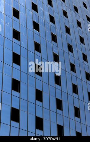Fenstermuster, moderner Wolkenkratzer. Der Büroturm des Gebäudes zeigt städtische Geschäftsarchitektur mit blauem Licht und geschäftlicher Finanzierung Stockfoto