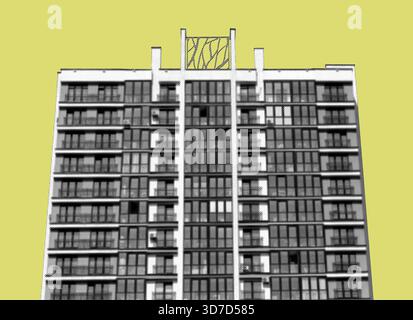 Stilisierte Rasterzeichnung eines modernen Hochhauses mit Balkonen und Fenstern, in Schwarz-weiß vor einer flachen gelben Ba Stockfoto