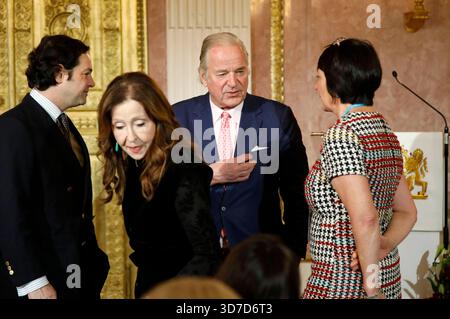 Leandros Baron von Ruffin, Vicky Leandros und Enno Freiherr von Ruffin bei der Verleihung des Bayerischen Verdienstordens an Sängerin Vicky Leandros durch den bayerischen Ministerpräsidenten Markus Söder im Prinz-Carl-Palais. München, 24.11.2025 *** Leandros Baron von Ruffin, Vicky Leandros und Enno Freiherr von Ruffin bei der Verleihung des Bayerischen Verdienstordens an die Sängerin Vicky Leandros durch den bayerischen Premierminister Markus Söder im Prinz Carl Palais München, 24 11 2025 Foto:xAgenturxWehnertx/xGränzdörferx/xFuturexImagex leandros 5101 Stockfoto