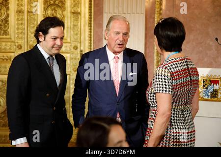 Leandros Freiherr von Ruffin und Enno Freiherr von Ruffin bei der Verleihung des Bayerischen Verdienstordens an Sängerin Vicky Leandros durch den bayerischen Ministerpräsidenten Markus Söder im Prinz-Carl-Palais. München, 24.11.2025 *** Leandros Freiherr von Ruffin und Enno Freiherr von Ruffin bei der Verleihung des Bayerischen Verdienstordens an die Sängerin Vicky Leandros durch den bayerischen Premierminister Markus Söder im Prinz Carl Palais München, 24 11 2025 Foto:xAgenturxWehnertx/xGränzdörferx/xFuturexImagex leandros 5102 Stockfoto