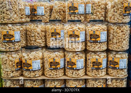 Nahaufnahme der Plastikeimer mit Mark Schweineschalen, die im Snack-Gang in Sam's Club gestapelt sind Stockfoto