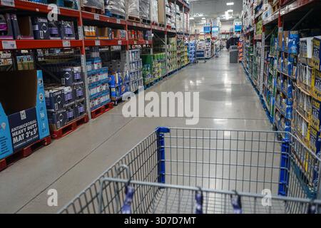 Perspektive eines Käufers, der einen Einkaufswagen durch den Gang des Reinigungsmaterials in einem Sam's Club Supermarkt schiebt Stockfoto