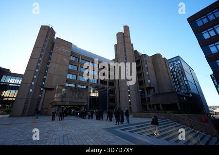 Eine allgemeine Ansicht des Liverpool Crown Court, wo Paul Doyle, 53, wegen mehrerer Straftaten beschuldigt wird, nachdem er angeblich in Massen von Fußballfans gefahren ist, die sich im Stadtzentrum zur Siegesparade des Liverpool FC am 26. Mai versammelt hatten. Bilddatum: Dienstag, 25. November 2025. Stockfoto