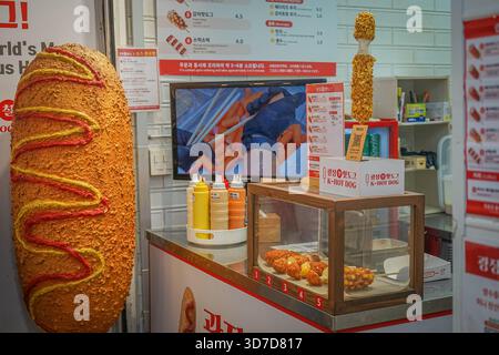 Koreanischer Gamja Hotdog-Lebensmittelstand auf dem Gwangjang Market in Seoul, Südkorea Stockfoto