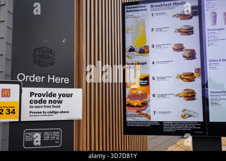 Bestellen Sie Lautsprecherbox und digitales Menü bei einem McDonald's Drive-Thru Stockfoto