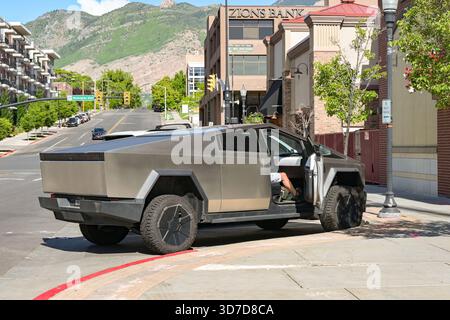 Ogden, Utah, USA - 27. Mai 2025: Tesla Cybertruck parkte auf einer der Hauptstraßen in der Innenstadt von Ogden Stockfoto