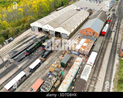 Toddington, Gloucestershire, England, Vereinigtes Königreich - 10. Oktober 2025: Luftaufnahme von Lokomotiven und Zügen im Depot der Gloucestershire Warwick Railway Stockfoto