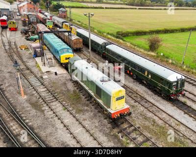 Toddington, Gloucestershire, England, Vereinigtes Königreich - 10. Oktober 2025: Luftaufnahme der Lokomotiven im Depot der Gloucestershire Warwickshire Railway Stockfoto