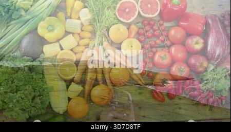 Präsentation von mittig über dem Kopf sortierten Produkten auf Holztisch, Überlagerung von Dockdielen und Wasser Stockfoto
