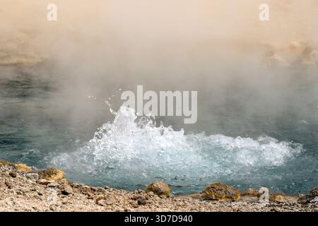 Yellowstone, Wyoming, USA - 30. Mai 2025: Kochendes Wasser an der Beryl Spring im Yellowstone-Nationalpark. Stockfoto