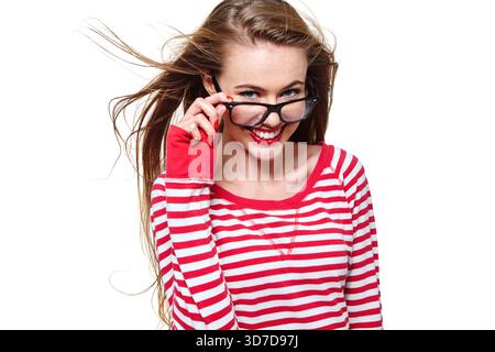 Porträt, Lächeln und Frau im Studio, Brille und klare Sicht mit Mode isoliert auf weißem Hintergrund. Glück, Mockup-Raum und Person mit Stolz Stockfoto