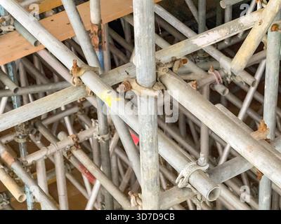 Netz von Gerüststangen in einem Gebäude zur Sanierung des Gebäudes. Keine Personen. Stockfoto