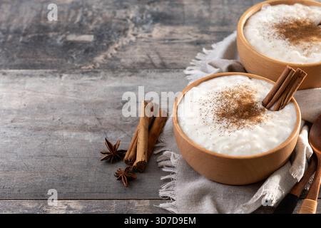 Cremiger hausgemachter spanischer Pudding, serviert in einer Schüssel auf Holztisch Stockfoto