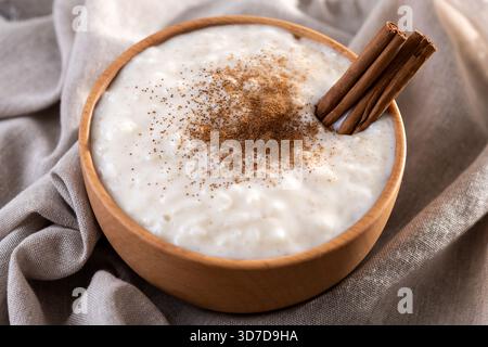 Reispudding mit Zimt in Holzschale Stockfoto