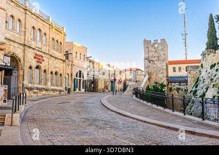JERUSALEM – 15. FEBRUAR 2016: Die Rundstraße führt am 15. Februar zum Eingang des Davidsturms, eines der bemerkenswerten Wahrzeichen der Stadt Stockfoto