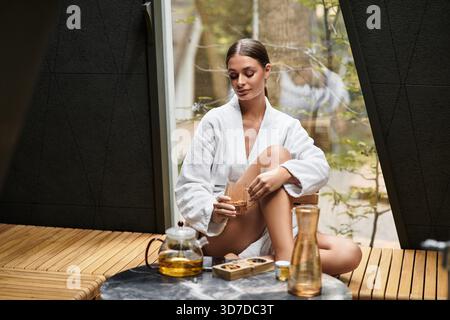 Eine schöne junge Frau genießt einen ruhigen Moment in einem modernen Spa und genießt Ruhe. Stockfoto