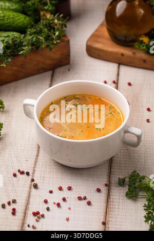 Hühnernudelsuppe in weißer Schüssel auf dem Tisch Stockfoto