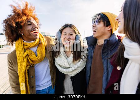 Vielfältige Gruppe von fröhlichen Freunden, die im Winterurlaub Spaß haben Stockfoto
