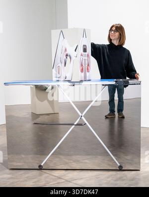 London, Großbritannien. 25. November 2025. Ein Mitarbeiter mit „Mr. E & Spotzy“, 2012, von Urs Fischer bei einer Vorschau von „Monument to the Unimportant“, einer Gruppenausstellung in der Pace Gallery am Hannover Platz mit Skulpturen, Gemälden, Arbeiten auf Papier, in denen Alltagsgegenstände auf neue Weise gesehen werden. Werke einiger der größten Künstler des 20. Und 21. Jahrhunderts sind vom 26. November 2025 bis 14. Februar 2026 zu sehen. Quelle: Stephen Chung / Alamy Live News Stockfoto