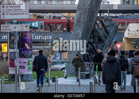 Essener Stadtzentrum, Fußgänger am Europaplatz, Hauptbahnhof, Bergbaudenkmal Steile Lagerung, Nordrhein-Westfalen, Deutschland, Stockfoto