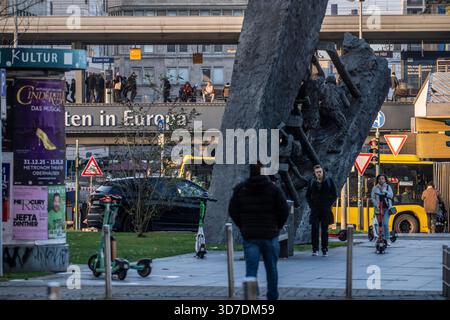 Essener Stadtzentrum, Fußgänger am Europaplatz, Hauptbahnhof, Bergbaudenkmal Steile Lagerung, Nordrhein-Westfalen, Deutschland, Stockfoto