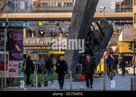 Essener Stadtzentrum, Fußgänger am Europaplatz, Hauptbahnhof, Bergbaudenkmal Steile Lagerung, Nordrhein-Westfalen, Deutschland, Stockfoto