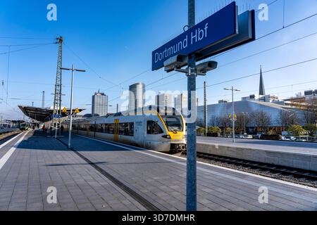 Die Skyline des Dortmunder Stadtzentrums, vom Hauptbahnhof aus gesehen, Eurobahn, Nordrhein-Westfalen, Deutschland Stockfoto