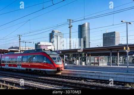 Die Skyline des Dortmunder Stadtzentrums, vom Hauptbahnhof aus gesehen, Regionalzug RB43, Nordrhein-Westfalen, Deutschland Stockfoto