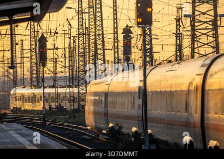 Dortmund Hauptbahnhof, ICE-Zug am Bahnsteig, Nordrhein-Westfalen, Germanyd Stockfoto