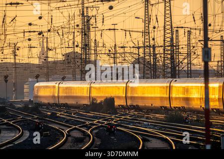 ICE-Bahn auf den Gleisen, westlich des Dortmunder Hauptbahnhofs, Nordrhein-Westfalen Stockfoto