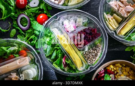 Runde Kunststoffboxen mit vorverpackten Gemüsesalaten. Convenience Food Stockfoto