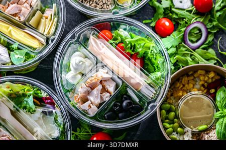 Runde Kunststoffboxen mit vorverpackten Gemüsesalaten. Convenience Food Stockfoto