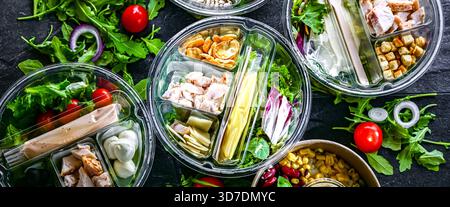Runde Kunststoffboxen mit vorverpackten Gemüsesalaten. Convenience Food Stockfoto