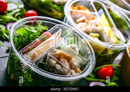 Runde Kunststoffboxen mit vorverpackten Gemüsesalaten. Convenience Food Stockfoto