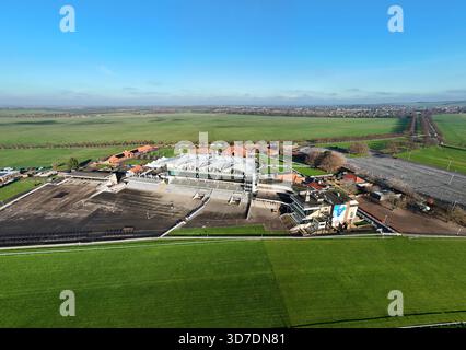 Newmarket, Vereinigtes Königreich - 21. November 2025: Aus der Vogelperspektive der Newmarket Racecourse, wo smaragdgrüne Rasenflächen auf den starken Kontrast der Rennstrecke treffen Stockfoto