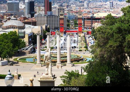 BARCELONA, SPANIEN - 16. MAI 2017: Dies ist ein Blick auf den Montjuic-Brunnen und den Spanien-Platz von der Spitze des Montjuic-Berges. Stockfoto