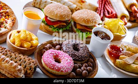 Lebensmittel, die das Krebsrisiko erhöhen. Junk Food. Stockfoto