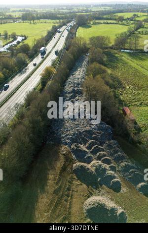 Ein allgemeiner Blick auf den 150 m langen Müllberg, der illegal neben der A34 und in der Nähe des River Cherwell in Kidlington, Oxfordshire, abgeladen wurde. Bilddatum: Dienstag, 25. November 2025. Stockfoto