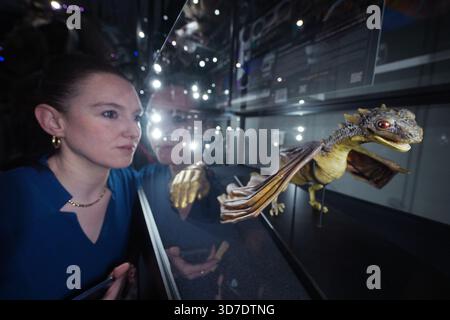 Ein Besucher, der sich ein Baby Viserion Drachen VFX Referenzmaquette aus der tv-Serie Game of Thrones, 2011-2019, ansieht, schätzte 20.000-40.000, während einer Vorschau auf Propstore's Winter Entertainment Memorabilia Live Auktion im The Remix Room im Cumberland Hotel in London. Die Auktion findet ab dem 5. Dezember 7 statt und umfasst mehr als 1.350 seltene und außergewöhnliche Lose mit einem Gesamtwert von 8 Millionen £. Bilddatum: Dienstag, 25. November 2025. Stockfoto